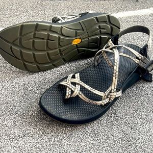 Womens Chacos sz 10